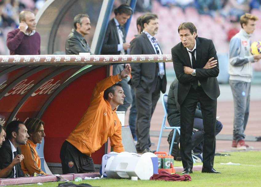 Il tecnico della Roma osserva i minuti finali di Napoli-Roma e sembra non crederci.